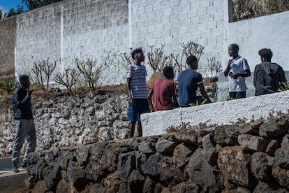 Menores en la puerta de un centro de acogida de La Laguna Tenerife. Este espacio alberga a unos 300 menores migrantes no acompañados.