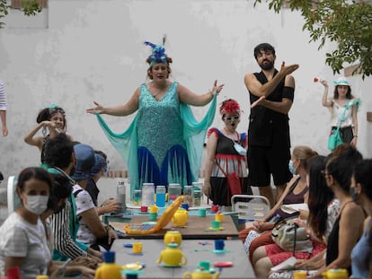 Una escena de 'Alicias buscan maravillas' en el parque Quinta de los Molinos.