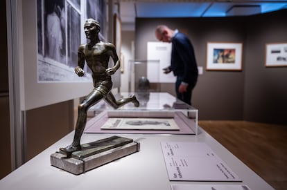 Una obra de Hans Haffenrichter, artista formado en la Bauhaus que firmó un busto de Hitler y otro de Göring, en una sala de la muestra en el Schiller Museum de Weimar (Alemania).