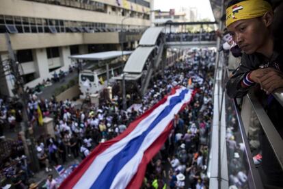 El líder de las protestas, Suthep Taughsuban, descartó cualquier negociación con el Gobierno y expresó su confianza en la victoria de la "revolución popular" para erradicar lo que llama "régimen de Thaksin", en referencia al ex primer ministro Thaksin Shinawatra, hermano de Yingluck. En la image, una bandera nacional de Tailandia recorre el distrito comercial en el centro de Bangkok.