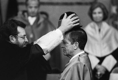 Investidura de Adolfo Suárez como Doctor 'Honoris Causa' por la Universidad Politécnica de Madrid. En la fotografía, el rector de la universidad, Saturnino de la Plaza, coloca el birrete sobre la cabeza de Suárez. La ceremonia tuvo lugar el 2 de marzo de 1998.