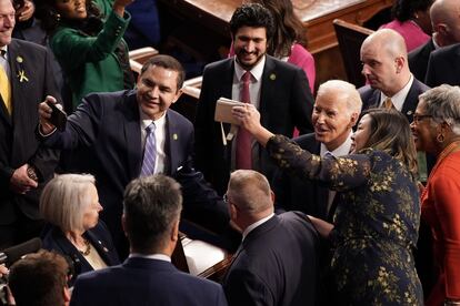 Biden se tomaba fotografías con congresistas tras terminar su discurso.