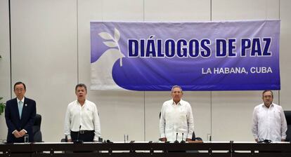 Ban Ki-moon, Santos, Raúl Castro y Timochenko, antes del acto.