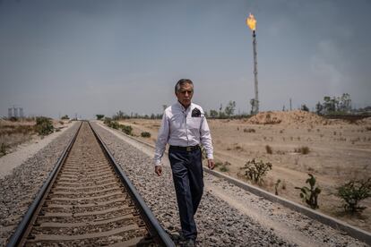 Gerardo Castillo recorre los alrededores de la refinería de Pemex. 