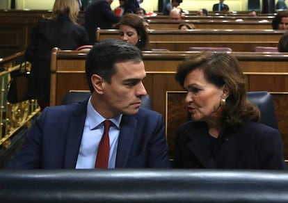 Pedro Sánchez y Carmen Calvo, en el Congreso. / JAIME VILLANUEVA