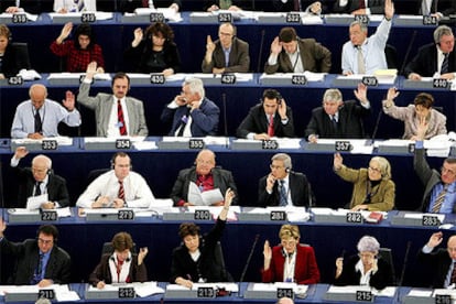 Los eurodiputados, durante la votación de su propuesta para la directiva REACH, hoy en Estrasburgo.