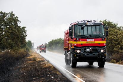 Varios vehículos de la UME circulan por una carretera de la sierra de la Culebra, este lunes.