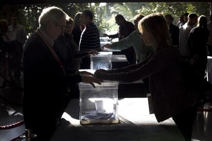 Delegados del congreso socialista, ayer votando en el cónclave del partido.