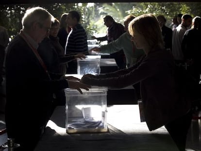 Delegados del congreso socialista, ayer votando en el cónclave del partido.