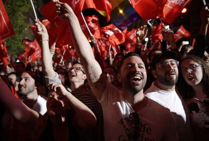 Seguidores del PSOE celebran la victoria socialista en la sede del partido en la calle Ferraz de Madrid.