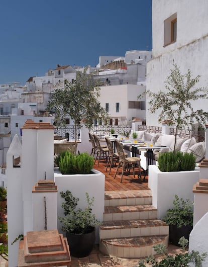 El hotel Plaza 18 está ubicado cerca de la plaza de España en una ladera natural de Vejer, lo que hace que, desde sus zonas comunes exteriores, tenga vistas impresionantes a la zona de La Janda.