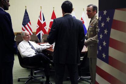 El secretario de Defensa estadounidense, Robert Gates (sentado), ayer en Bruselas.