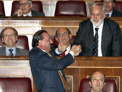 Pujalte y Arias Cañete se felicitan tras la votación