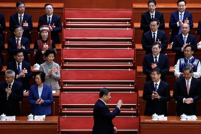 El presidente chino, Xi Jinping, saluda a los delegados a su llegada a la Asamblea Nacional Popular, este miércoles en Pekín. 