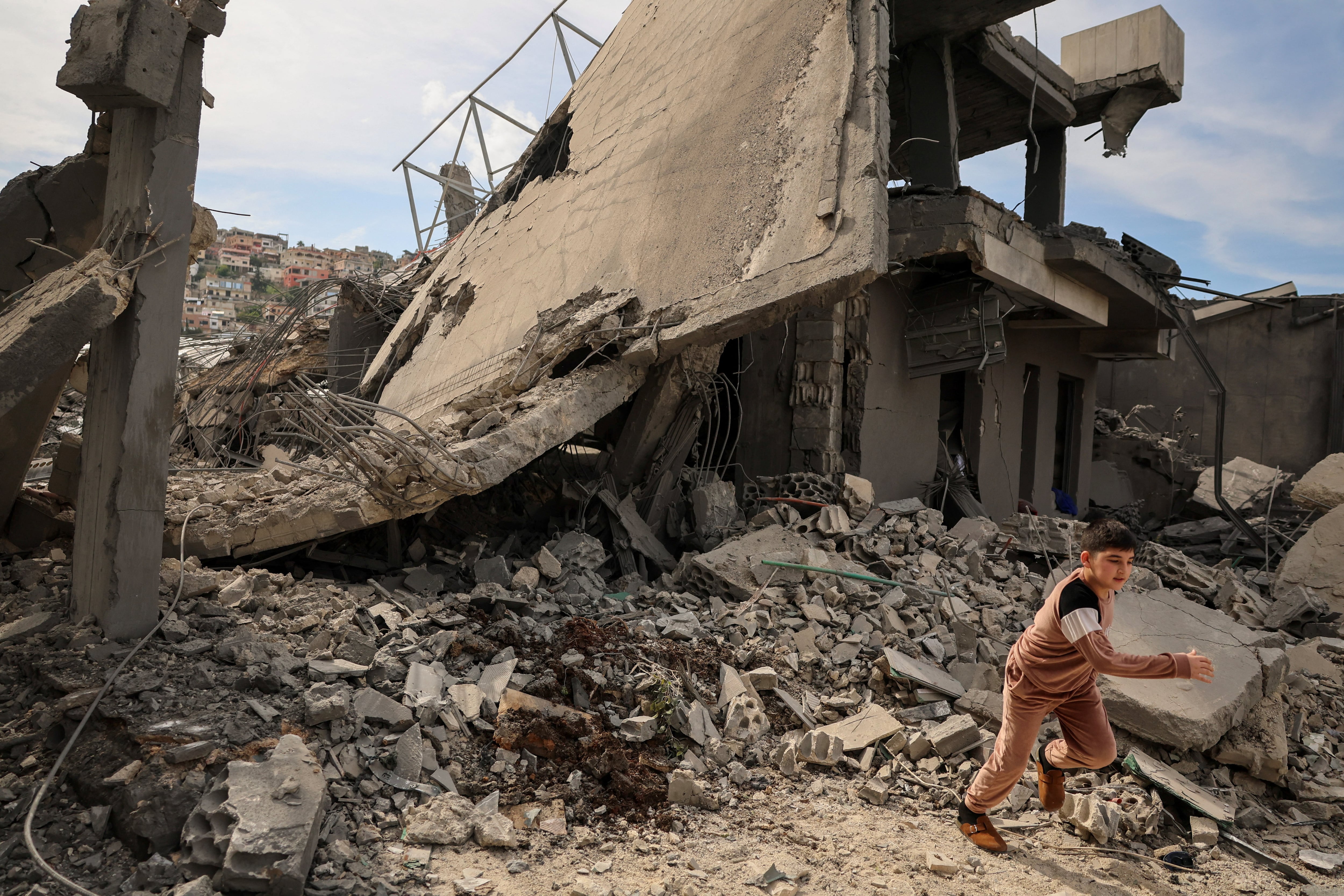 Beirut denuncia a Israel por “crímenes de guerra” al bombardear una ambulancia y matar a un paramédico