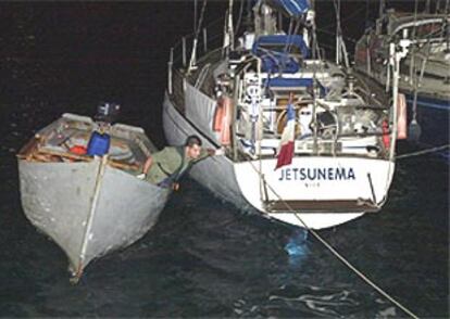 La patera interceptada cerca de la costa de Tuineje es conducida a puerto.