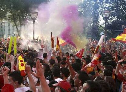 Aficionados al fútbol siguen el partido de la selección nacional el pasado domingo en la plaza de Colón.