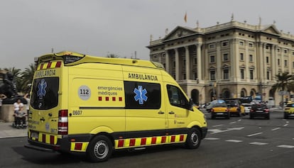 Una ambulancia por el centro de Barcelona