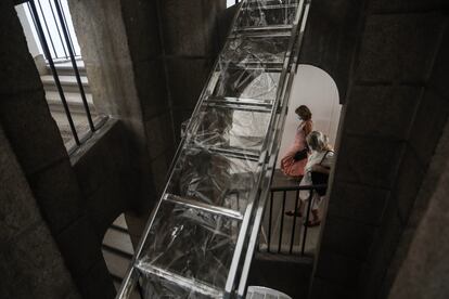 Una obra de la exposición 'Que nos roban la memoria' en las escaleras del edificio Sabatini.