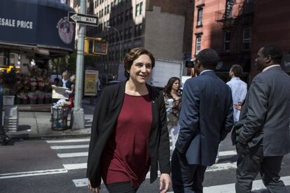 El discurso de Colau ante sus homólogos y otros representantes territoriales empezó con el recuerdo a una figura esencial en la historia reciente de Barcelona, el ex alcalde Pasqual Maragall. En la imagen, Ada Colau por las calles de Nueva York, el 16 de mayo de 2016.