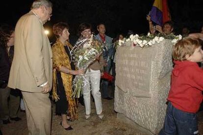 Alfonso Guerra y la ministra de Cultura, Carmen Calvo, durante el acto de homenaje a Lorca celebrado hoy en Granada.