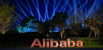 Logotipo de Alibaba en su sede de Hangzhou, provincia de Zhejiang.