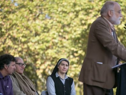 Forcades observa a Oliveres durante su intervenci&oacute;n. 