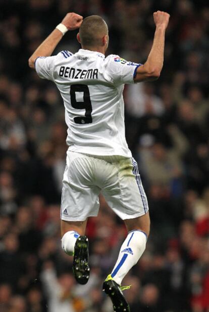 Benzema celebra un gol contra el Hércules.