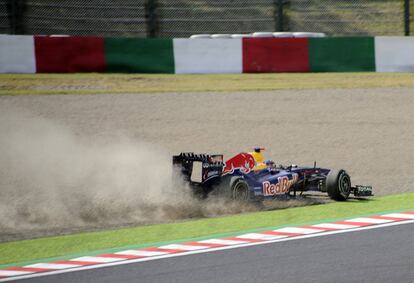 Vettel se sale de la pista en los entrenamientos libres del Gran Premio de Japn.