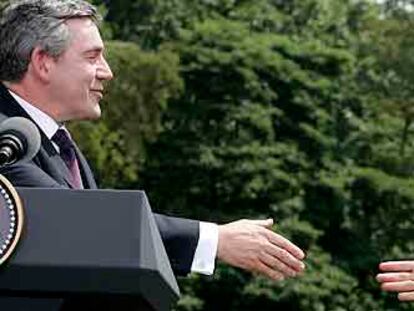 El primer ministro británico, Gordon Brown (izquierda), estrecha la mano del presidente estadounidense, George W. Bush, tras su conferencia de prensa ayer en Camp David.