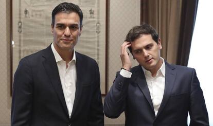 Pedro S&aacute;nchez y Albert Rivera, antes de su reuni&oacute;n en el Congreso. 