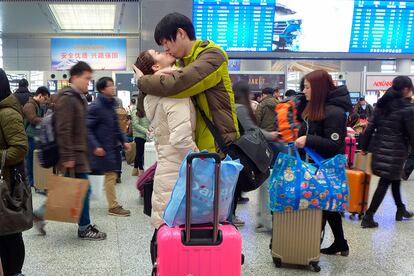 Um casal se beija na estação de trem de Xangai (Chinesa), em 5 de fevereiro de 206.