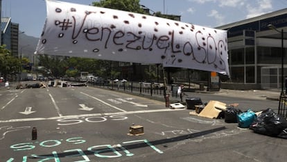 Uma das barricadas em frente à sede da ONU em Caracas.