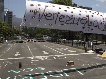 Una de las barricadas frente a las oficinas de la ONU en Caracas.