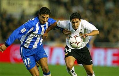 Scaloni y Vicente, en plena disputa del balón.