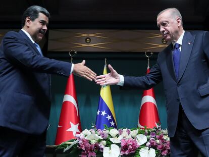 El presidente de Venezuela, Nicolás Maduro (izq), y su homólogo turco, Recep Tayyip Erdogan, al término de la rueda de prensa de ambos mandatarios en Ankara.