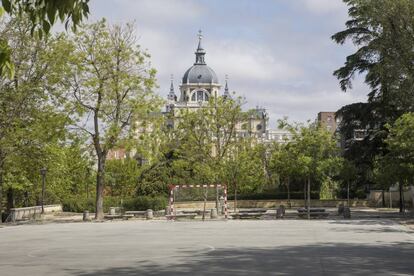 Pista de deporte situada al lado del Jardín de las Vistillas, en el centro de Madrid.
