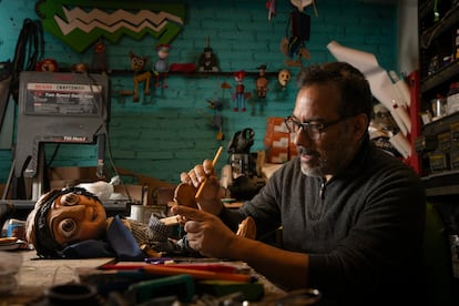 Humberto Camacho, titiritero en el taller de Las Marionetas de la Esquina.