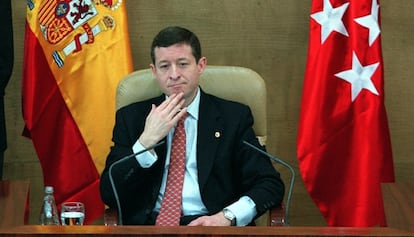 Jesús Pedroche, presidiendo la Asamblea de Madrid en 2003.