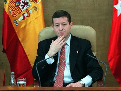 Jesús Pedroche, presidiendo la Asamblea de Madrid en 2003.