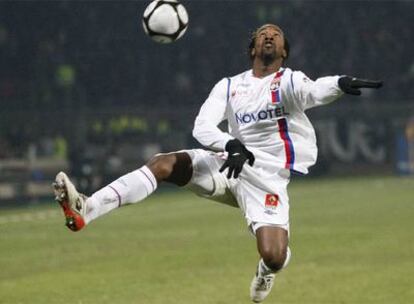 Sydney Govou, durante un encuentro con el Olympique de Lyon