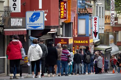 Colas de ciudadanos franceses en La Jonquera para comprar tabaco.