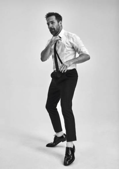 Un pasito para adelante, un pasito para atrás. Sam Rockwell baila con camisa, pantalón, corbata y zapatos, todo, Dolce & Gabbana.