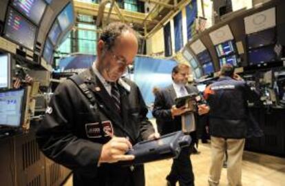 Agentes de cambio y bolsa trabajan en la NYSE, la bolsa de Nueva York, EE.UU. EFE/Archivo