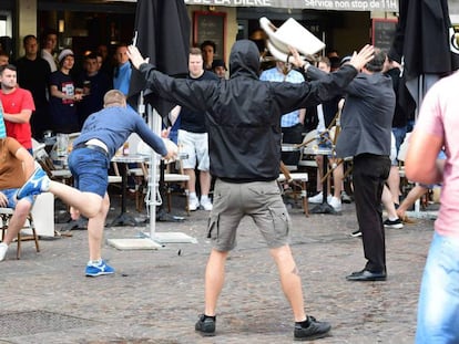 Ultras russos atiram cadeiras contra torcedores da Eslováquia.