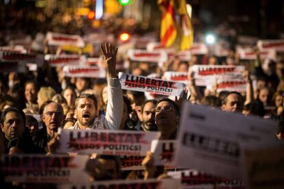 Miles de personas participan desde las 18.00 horas en una concentración en la plaza de la Catedral de Barcelona.