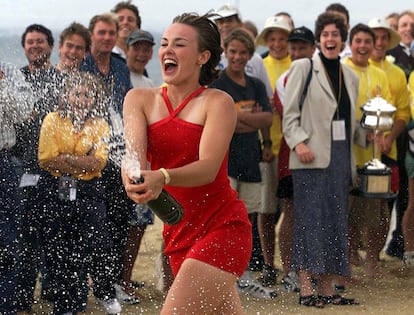 Martina Hingis festeja su triunfo en la final del Abierto de Asutralia de tenis tras vencer a la francesa Amelie Mauresmo el 30 de enero de 1999. 