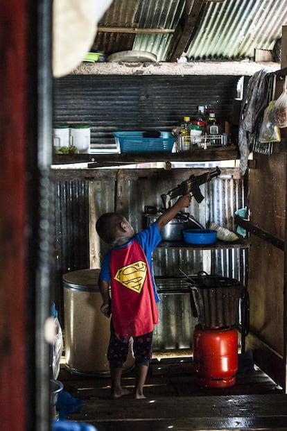 El hijo pequeño de Sandar juega con un arma de juguete disfrazado de Supermán. En 2018, Sandar buscó ayuda por primera vez y se puso en contacto con las trabajadoras del Freedom Restoration Project [Proyecto Restauración de la Libertad], que ofrece refugio y apoyo a las víctimas de violencia doméstica en la región de Mae Sot. Gracias a su ayuda, varias mujeres consiguieron escapar de su situación de maltrato. Otras, como Sandar, mantienen la relación con su maltratador, pero en el centro han encontrado un espacio en el que están a salvo, al menos durante unas horas. "Las mujeres que vienen al centro son víctimas de violencia física, psicológica y sexual", explica Watcharapon 'Sia' Kukaewkasem, fundadora y directora del proyecto. "En Tailandia y en Myanmar la violencia doméstica es muy habitual. Tanto que la gente la considera normal".