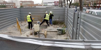 Operarios trabajan en la zona donde ocurrió el accidente, en la calle Guipúzcoa de Barcelona.