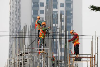 Empleados de la construcción trabajan en el levantamiento de un edificio de Hanoi (Vietnam). El Fondo Monetario Internacional (FMI) pronosticó que el crecimiento económico de Vietnam estará entre los más altos del mundo en 2020 debido a la exitosa contención de la covid-19 en el país asiático.